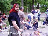 Slet čarodějnic u Perníkové chaloupky 2009 - ježibaba peče buřty